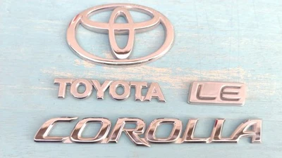 FRETE GRÁTIS! Conjunto de emblemas traseiros OEM 2003-2008 04 05 06 07 08 TOYOTA COROLLA LE - Imagem 1 de 4