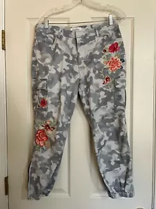 Pantalones Jogger Carga Sundance Catalog Gris Camuflaje Desierto Floral Bordado 10P - Imagen 1 de 8