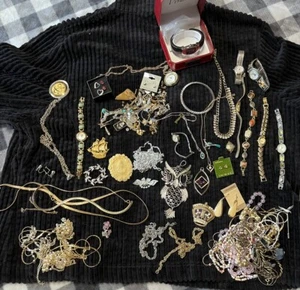 Vintage Schmuck Set Ohrringe, Halsketten, Broschen, Armband, Uhren usw. Bulk - Bild 1 von 8