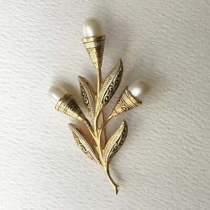 Vintage Damascene Flower Triple Faux Pearl Gold Tone Pin Brooch Stamped Spain - Picture 1 of 2