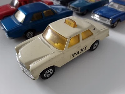 Corgi Juniors - Mercedes-Benz 240D Taxi - /8 - W115 - hellelfenbein - bespielt - Bild 1 von 3