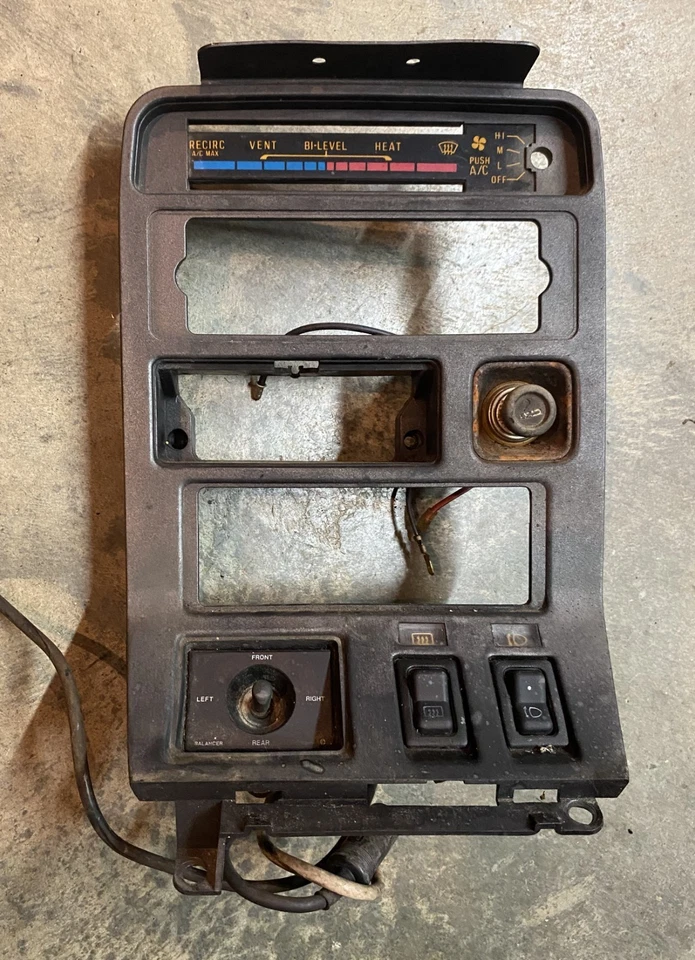 81 82 83 1983 MAZDA RX7 RADIO CONTROLES DE CLIMA TABLERO BISEL TABLERO MOLDURA ENVÍO RÁPIDO Foto 1 de 4