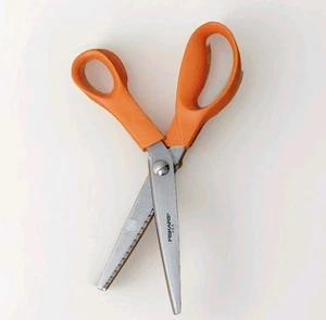 ✂️ Tijeras rosadas de acero inoxidable FISKARS tela 9" tijeras hoja en zig zag costura EE. UU. - Imagen 1 de 7
