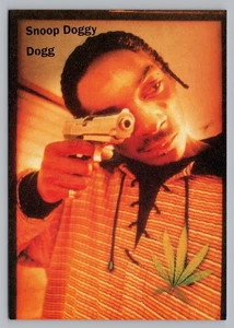 Snoop Doggy Hund hält eine Waffe, Vintage Import Postkarte 4x6 "Mini Poster" B12 - Bild 1 von 2