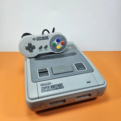 Console SNES Super Nintendo PAL Ottime Condizioni Funzionante Controller e cavi - Immagine 1 di 4