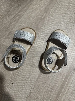 Sandalias plateadas Liv and Luca para niños pequeños talla 8 zapatos de vacaciones usados en excelente estado niñas elegantes Foto 1 de 3