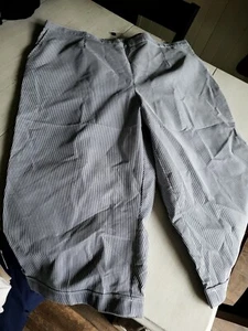 NWT - Alfred Dunner Navy/White Seersucker Capri - 24W - Picture 1 of 5