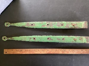 2 antiche cerniere forgiate a mano in ferro per porta fienile lunghe 19" - Foto 1 di 2