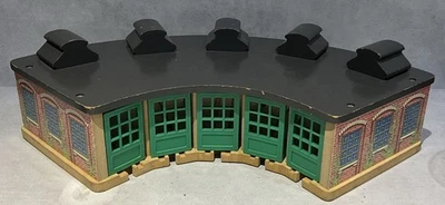 Casa redonda ferroviaria de madera Thomas & Friends Foto 1 de 4