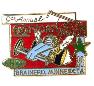 1990 NHRA North Star Nationals 9ª edición anual Brainerd MN sombrero oficial solapa prendedor - Imagen 1 de 2
