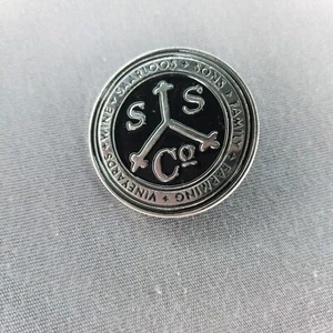 Saarloos Sons Vino Viñedos Familia Agrícola 1 1/4" Metal Chaleco Chaqueta Sombrero Prendedor - Imagen 1 de 2