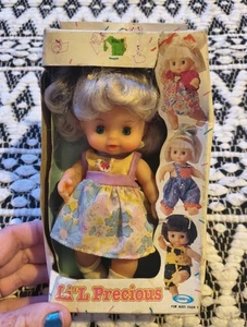 VINTAGE LI'L NOBLE BABY PUPPE VON CITITOY NEU IM KARTON 1990 BLUMENKLEID - Bild 1 von 7