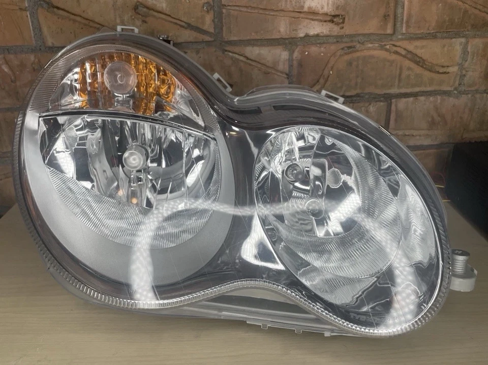 Lâmpada de farol TYC para 05-07 Mercedes Benz classe C passageiro 20-6979-00 - Imagem 1 de 4