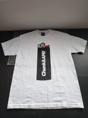 Camiseta Rara Vintage Masculina L Chunk and Ape Preta Isqueiro Branca Autêntica Maui HI - Imagem 1 de 4