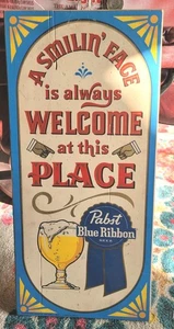 Letrero de cerveza de madera cinta azul Pabst A Smilin’ Face is Always Welcome at This Place - Imagen 1 de 4