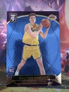 2024-25 Panini Totally Certified Dalton Knecht Blue /199 RC #154 Lakers - Imagen 1 de 3