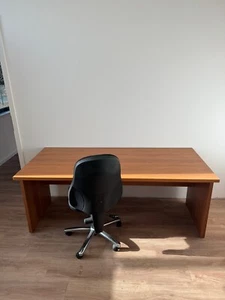Schreibtisch Echtholz einwandfreier Zustand - Bild 1 von 4