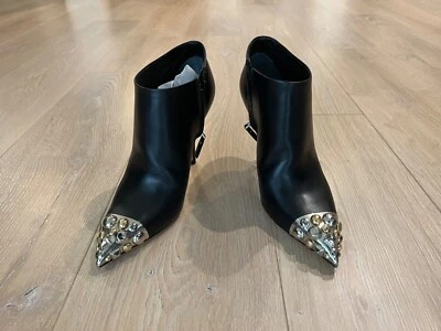 Louis Vuitton Black Bernice Leather Metallic Studded Cap Toe Ankle Boots - 38 - Imagem 1 de 4