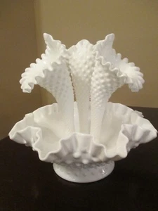 Jarrón vintage blanco Hobnail vidrio de leche Epergne con volantes 3 cuernos HERMOSO - Imagen 1 de 10