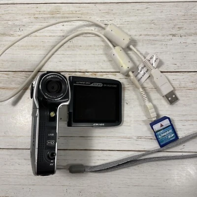 DXG-579V HD Digital Video Camera 8MP Silver 4x Zoom Bundle Works Great - Image 1 of 4
