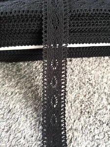 Schwarz Creme Weiß Vintage Häkel Stil überbackene Blumen Spitze Borte 30mm - Bild 1 von 6