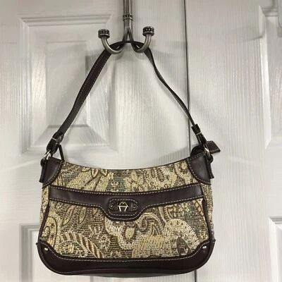 Bolsa pequena ETIENNE AIGNER tapeçaria e acabamento em couro marrom 9” x 6” - Imagem 1 de 4