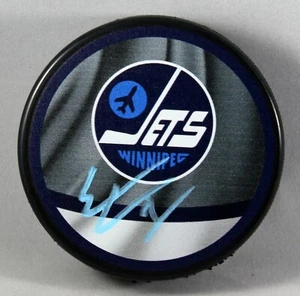 ERIC COMRIE FIRMADO WINNIPEG JETS REVERSO RETRO Puck NHL AUTOGRAFIADO + CERTIFICADO DE AUTENTICIDAD - Imagen 1 de 1