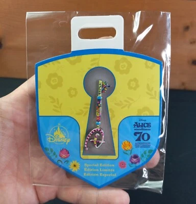 Prendedor Llave Disney Alicia en el País de las Maravillas 70 Aniversario Edición Especial Foto 1 de 4