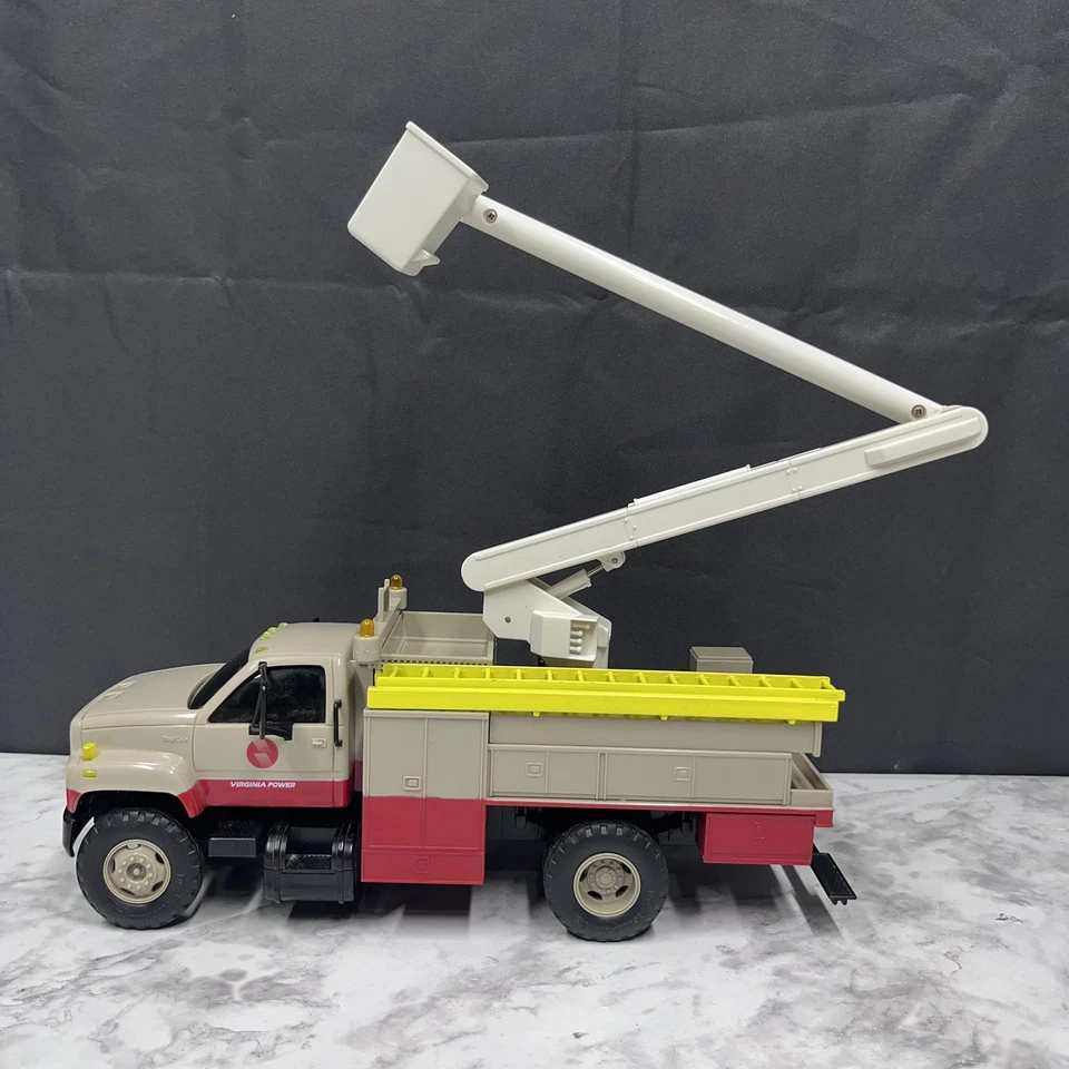 Virginia Power Bucket Truck Utility Top Kick 1/24 DG Productions GMC Ladder 1995 - Imagem 1 de 4