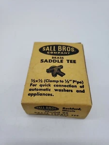 Camiseta de silla de montar de latón SALL BROS Mdl #25 (1/2 X1/2) abrazadera a tubería de 1/2" - Nueva stock antiguo - Imagen 1 de 4