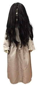 Muñeca Espíritu Siniestro 35" Scary Zombie Girl Horror Espeluznante Anillo de Halloween en Caja - Imagen 1 de 19