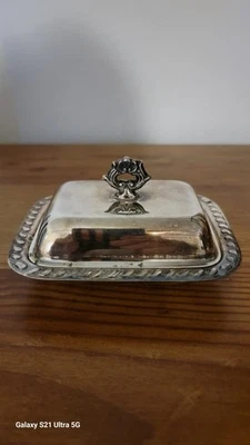 Plato de mantequilla cubierto enchapado en plata Canterbury vintage de 1940 sin revestimiento de vidrio Foto 1 de 4