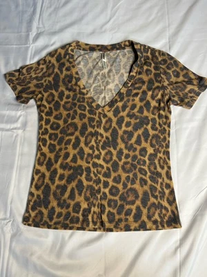 Camiseta Feminina Tresics Estampa de Leopardo Decote V Manga Curta Tamanho Pequeno - Imagem 1 de 4