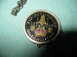 1948 UK One Shilling vergoldete & emaillierte Münze Halskette Löwe Schwert Stab Schilde - Bild 1 von 6