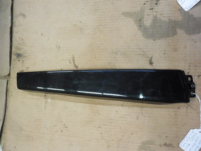 Черная отделка левой внешней стойки B для Audi A6 1998 - 2004 годов выпуска - Изображение 1 из 4