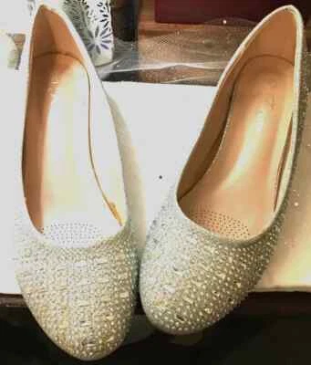  Zapatos de salón "Forever Shoes" plateados con cuentas 7 1/2 punta redonda. Foto 1 de 4