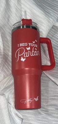 NUEVO Dolly Parton I BEG YOUR PARTON ROJO mango de acero inoxidable taza Dollar General  Foto 1 de 4