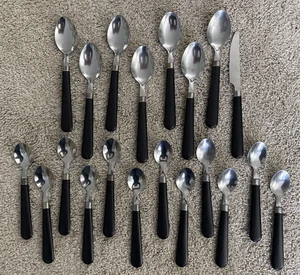 20-teiliges Set Vintage Kunststoff Besteck mit schwarzem Griff Edelstahl Porzellan EUC Löffel Messer - Bild 1 von 9