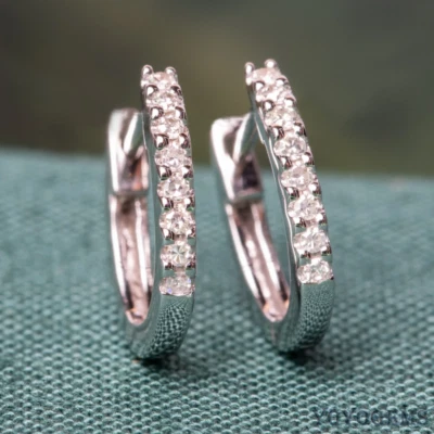 Pendientes de aro Moissanite Huggie de oro blanco sólido de 14K corte redondo de 1 quilate para mujer Foto 1 de 4