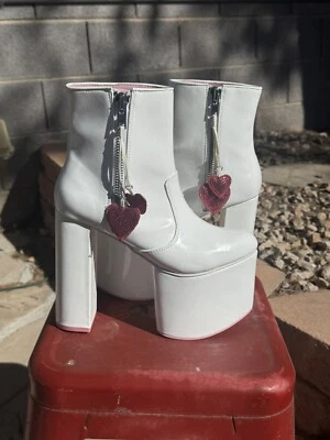 Nuevos botines de plataforma Sugar Thrillz Heartstomper de Dolls Kill Foto 1 de 4