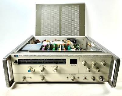HP 8605A Communications Sweep Oscillator 5.9-6.4GHz Microwave Test Equipment - Image 1 of 4
