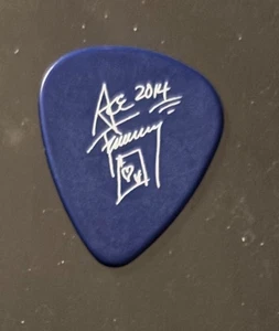Ace Frehley Staged gebrauchtes Gitarren-Plektrum 2014 - Bild 1 von 2