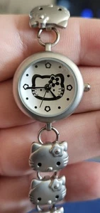 Impresionante reloj con correa de metal Hello Kitty escaso en funcionamiento - Imagen 1 de 8