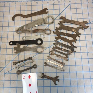 Lot of small VINTAGE ANTIQUE Auto Wrenches, SPARK PLUG Gauge tab wrench Unknown - Picture 1 of 12