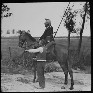 FRANZÖSISCHER KAVALLERIEOFFIZIER 1. WELTKRIEG FRAGT NACH BELGISCHEN RICHTUNGEN Magische Laterne Dia FOTO - Bild 1 von 3