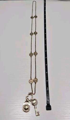 Collana Michael Kors tono oro con cuore serratura chiave e logo 16 pollici