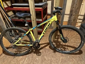 Trek Marlin 5 Mountain Bike - *MEDIUM*- 29 In- PRISTINE COND(TOTAL USAGE  30hrs) - Picture 1 of 10