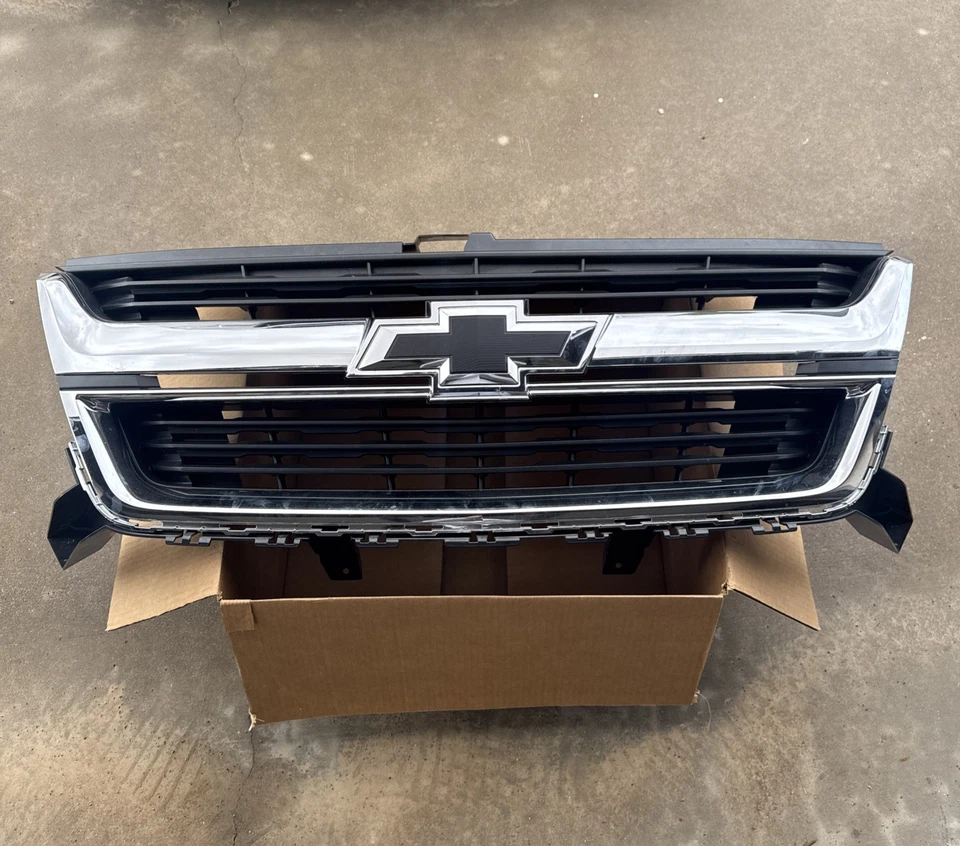 Conjunto de rejilla de radiador cromado GM 84408363 OEM Chevrolet Colorado 2015-2020 Foto 1 de 4