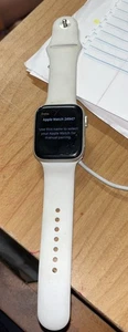 Apple Watch Series 5 44mm w / White Band for parts or repair (locked) - Photo 1 sur 3