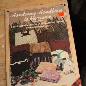 1983 CRAFT BOOKLET "HANDSOME HANDBAGS TO MACRAME" MACRAME CRAFT BOOK - Bild 1 von 2
